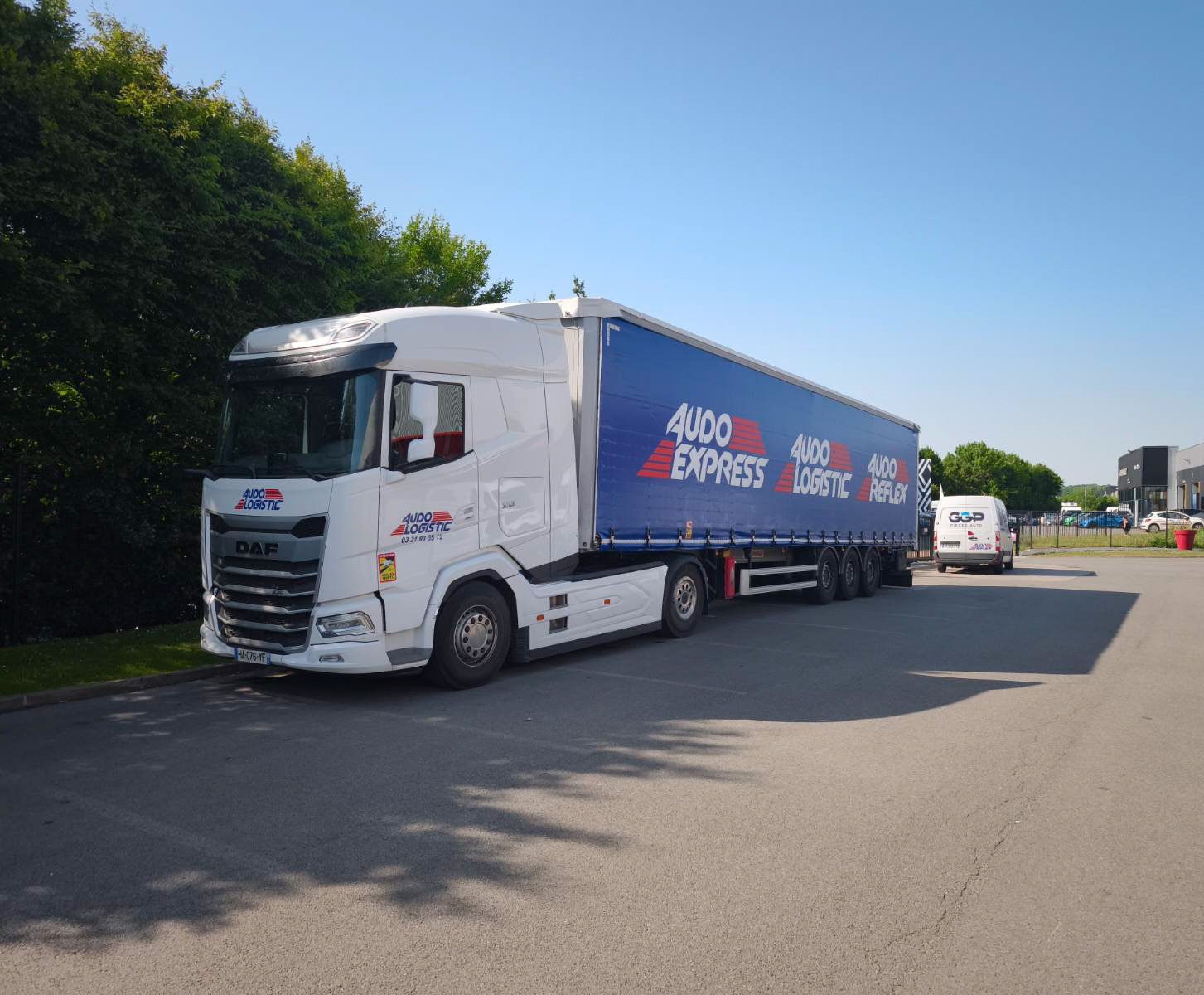 Un camion Audo Logistic représentant les trois entités du groupe