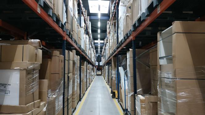Allée de stockage et palettes en entrepôt